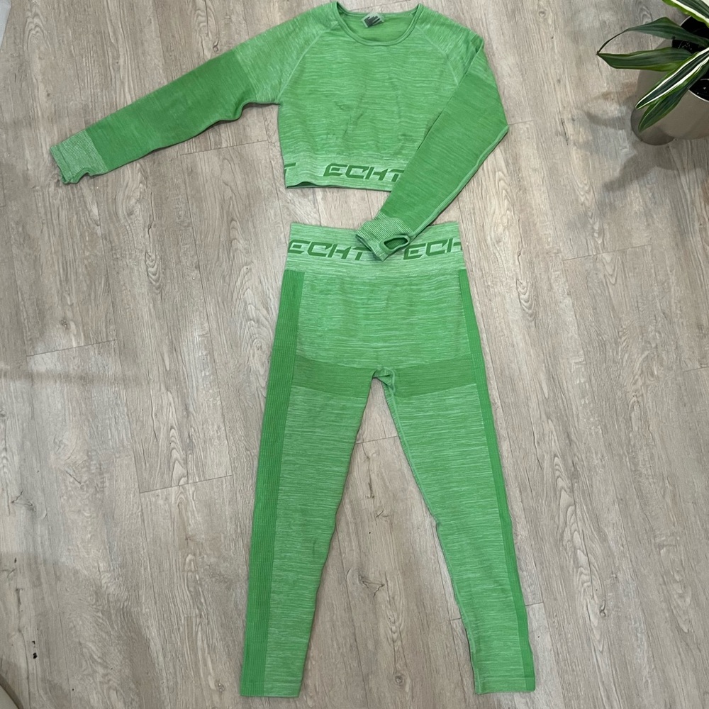 ECHT cropped long sleeve and matching leggings workout set